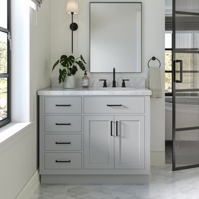 Meuble-lavabo simple en bois massif Tidworth de 42 po avec plateau en marbre de Carrare de 1,5 po
