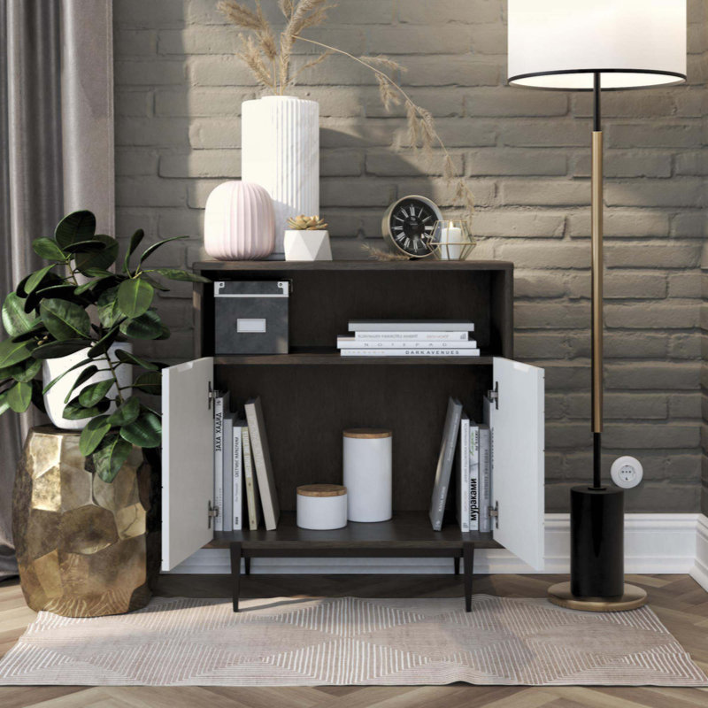 Armoire de rangement, silhouette moderne, finition grain de bois gris tendance avec des nuances brunes, deux façades de porte à motifs géométriques, tablette ouverte, idéale pour le bureau à domicile