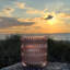 Bougeoirs en verre rose irisé