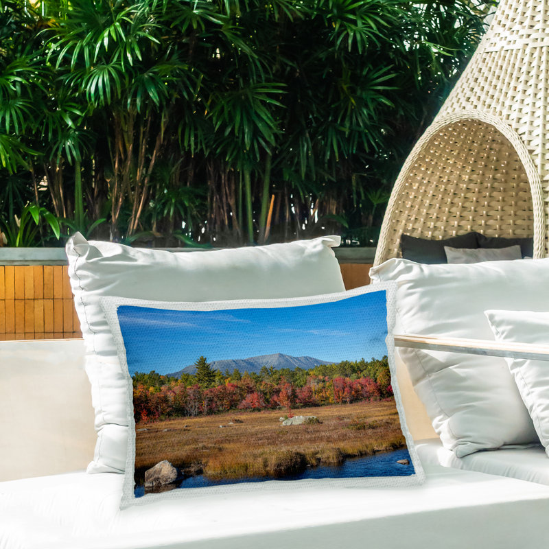 Coussin d'extérieur imprimé à motif champêtre par Daniel Sproul