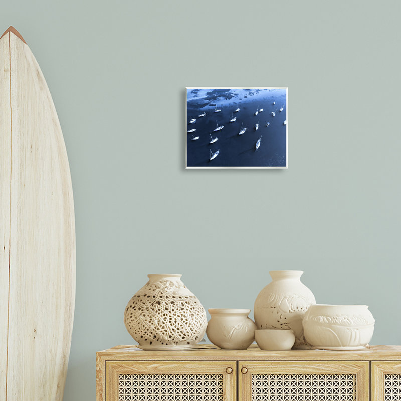 Art mural, bateaux dispersés sur mer, par Daphne Polselli