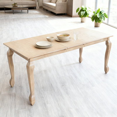 Table de salle à manger d'extérieur durable avec un design extensible, pour un usage polyvalent et divertissant.