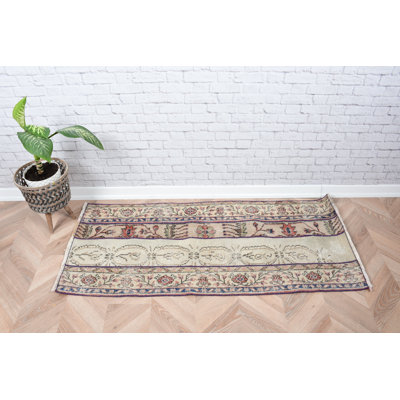 Tapis turc vintage fait à la main de couleur crème avec un motif floral idéal pour un attrait bohémien dans votre salon ou votre entrée
