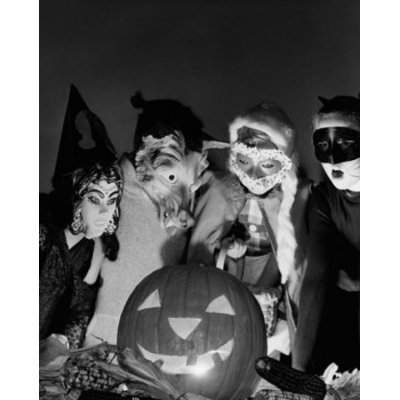 Quatre enfants portant des costumes d'Halloween regardant une lanterne de Jack O 'illuminée (24 x 36)