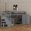 Lit superposé simple au-dessus d'un lit double en L avec bureau, tiroirs et garde-robe-776606009