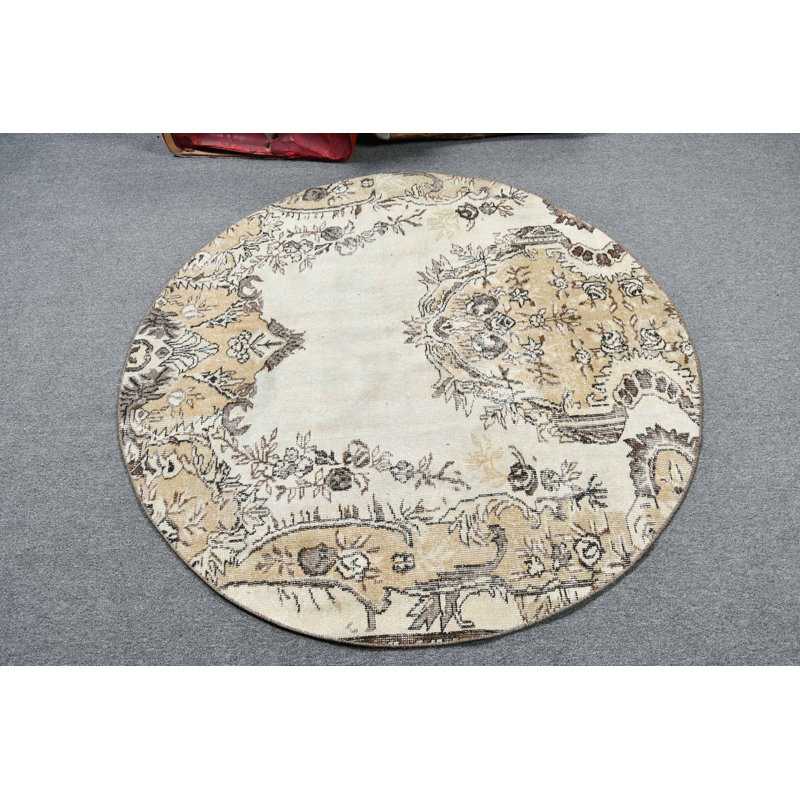 Tapis turc rond rond avec un tapis décoratif rétro dans un élégant motif floral et des tons de brun beige doux parfaits pour la décoration intérieure