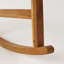 Chaise berçante rustique avec lattes extérieures en bois traditionnel et siège confortable