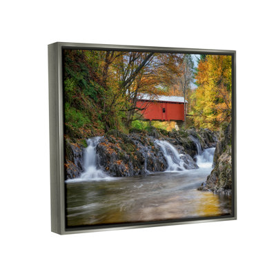 Pont sur les chutes d'eau du ruisseau - Photographie