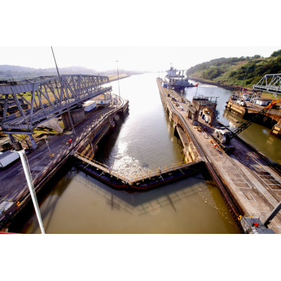 Panama Canal Lock by Grandriver