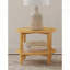 Table de bout ronde en bois massif avec tablette inférieure - Finition brun érable, style maison de campagne moderne