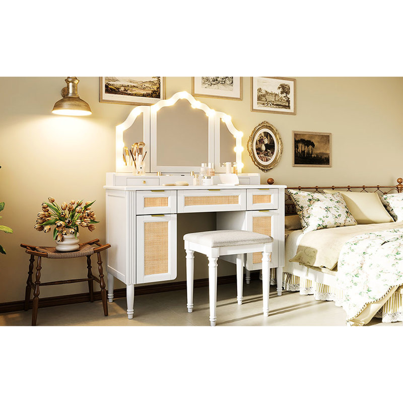 Coiffeuse de 113 cm avec 13 lumières DEL de style classique, 3 modes d'éclairage, miroir triptyque, 5 tiroirs de rangement, station de recharge, ambiance bohème moderne pour la chambre à coucher.