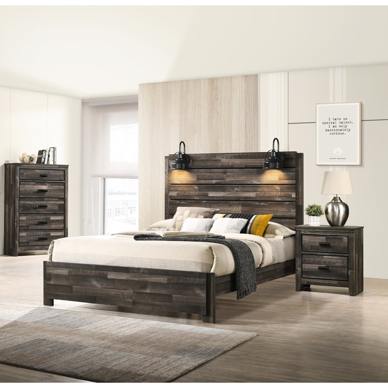 Lit plateforme très grand avec tête de lit, chambre à coucher en bois brun transitionnel