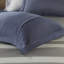 Lit simple avec édredon rayé et draps - Coussin calme bleu gris serein et