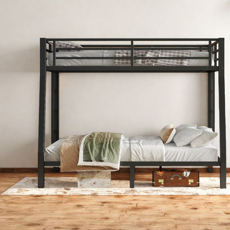 Lits superposés en métal peu encombrants, très grand double au-dessus du grand lit pour la maison
