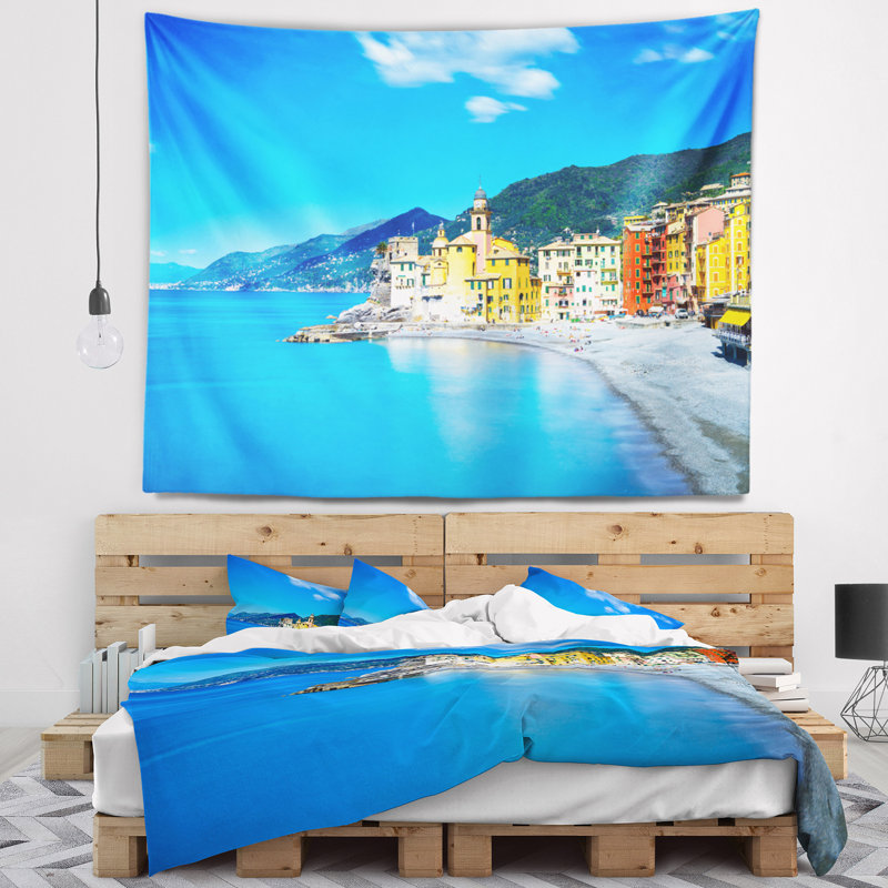 Église de bord de mer Camogli sur la tapisserie vue mer et plage, H 32 po x l 39 po