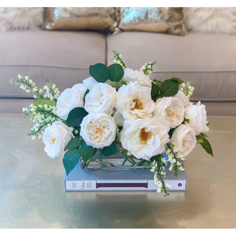 Grand arrangement de fausses fleurs de Austin