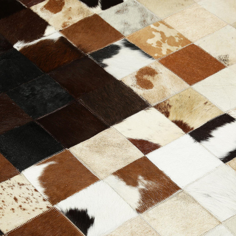 Tapis en peau de vache de ton naturel avec patchwork géométrique fabriqué à la main pour espaces rustiques et modernes - 9,5 x 13,5 pi
