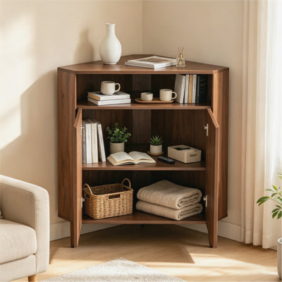 Meuble de rangement d'angle en bois avec multiprise intégrée, étagères ouvertes et 2 portes, meuble d'angle moderne et compact pour salon ou salle à manger.