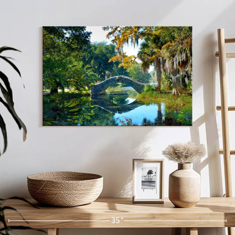 Lilie Bridge Over Pond, H 16 po x l 24 po