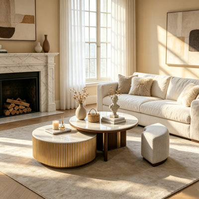 Ensemble de tables basses gigognes rondes Modern Glam – Grande table de 85 cm et petite table de 75 cm avec plateau en faux marbre, accents dorés cannelés, comprend 2 poufs rembourrés