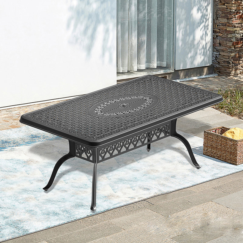 Table de salle à manger en fonte d'aluminium avec trou pour parasol, conception sculptée élégante et durabilité toutes saisons pour une utilisation à l'extérieur.