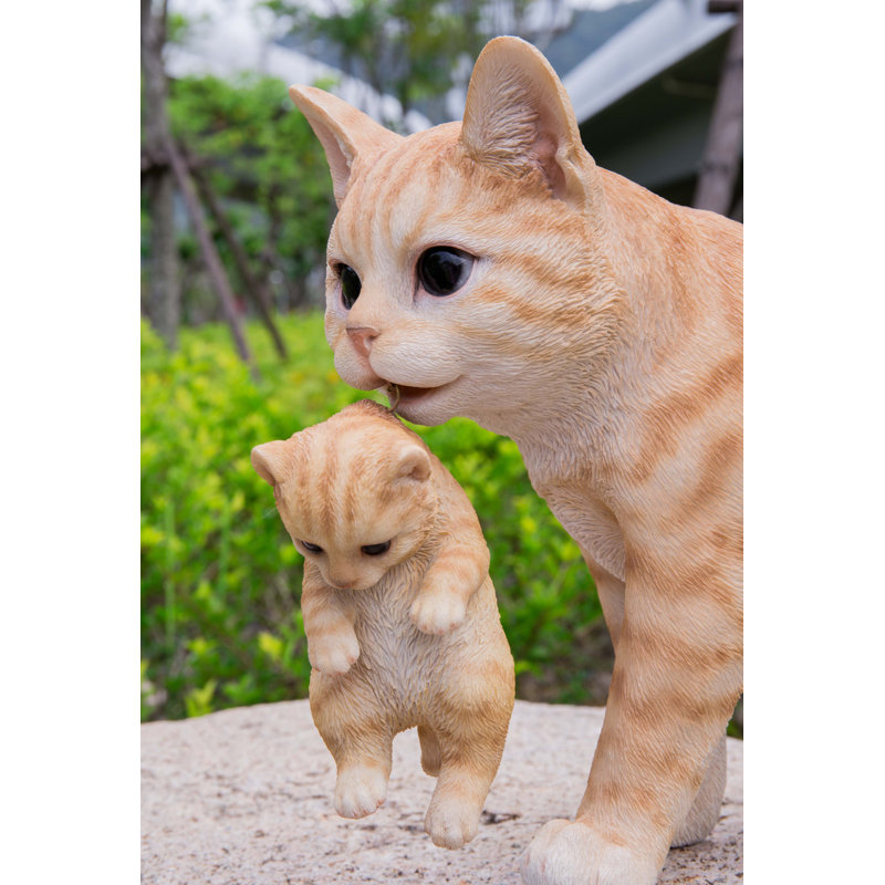 Statue de mère chat portant un chaton tigré