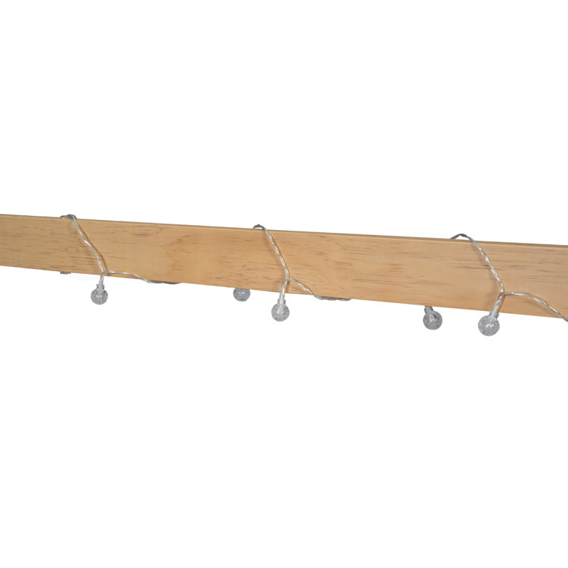 Lit en bois avec fenêtre et clôture