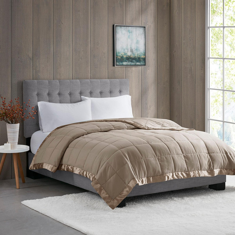Très grande couverture en duvet synthétique avec bordure en satin, Très grand lit, Brun