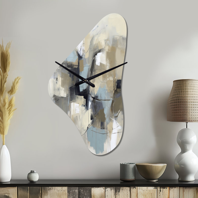 Beige et gris - Créature sans limite I - peinture abstraite, horloge murale en métal de forme irrégulière, horloge murale asymétrique moderne