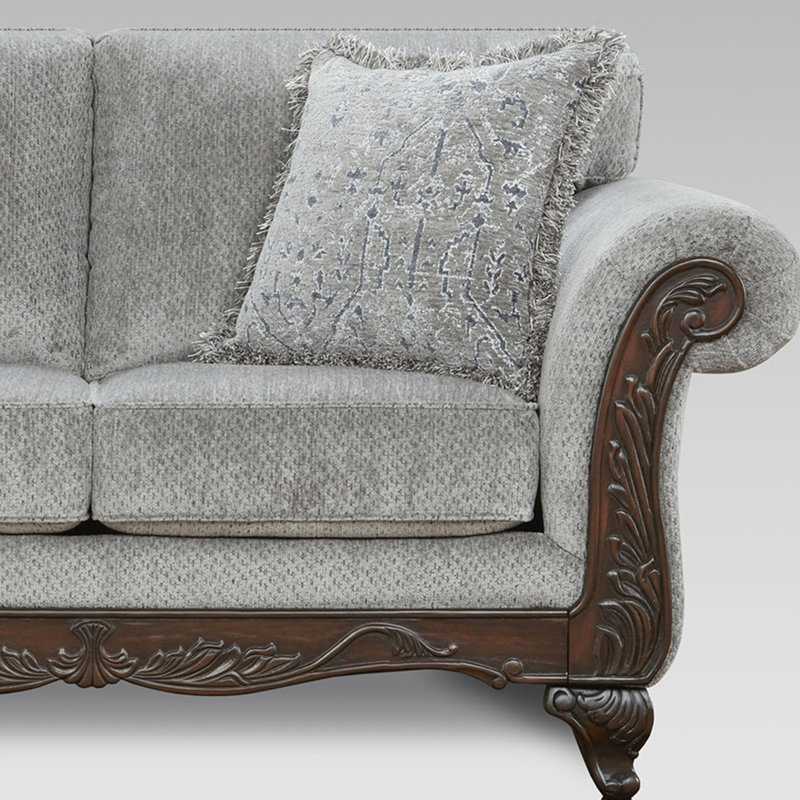 Structure en bois gris et, revêtement en chenille, roulé, ton, rembourrage en mousse haute, coussins décoratifs à franges assortis avec garniture, revêtement, accoudoirs, pieds en cerisier foncé, rembourrage, côté