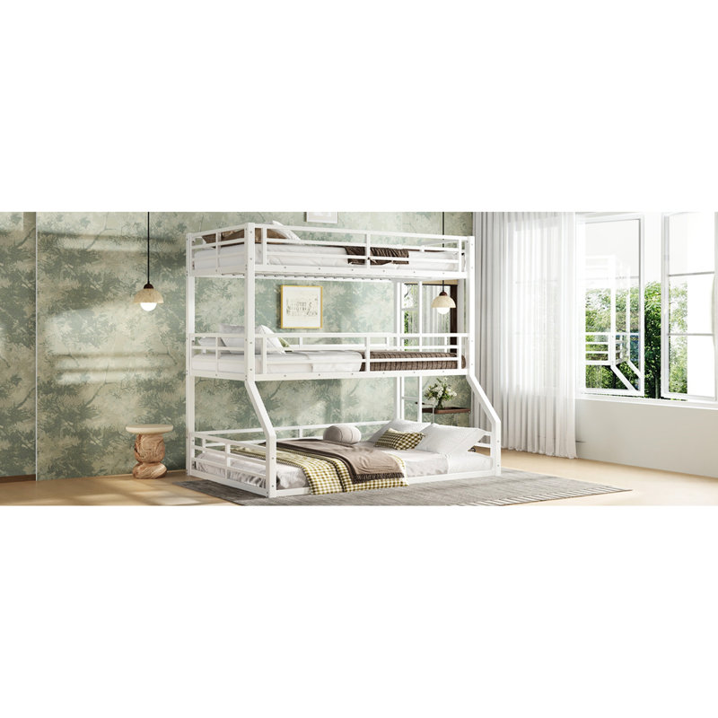 Lit superposé simple au-dessus d'un lit double en métal blanc, conception à bruit réduit et bien protégé, pour un espace peu encombrant dans les maisons de vacances