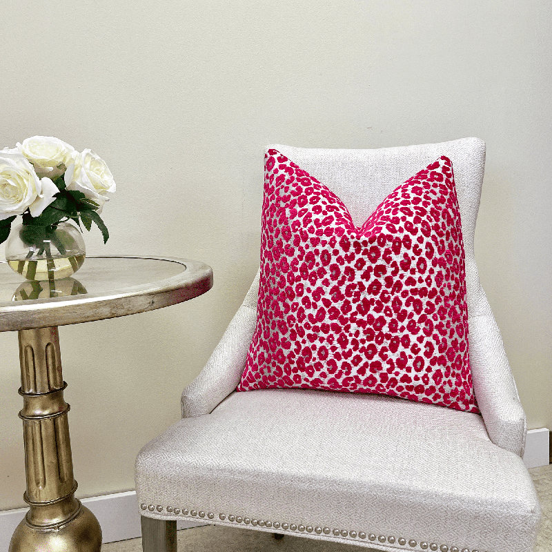 Housse de coussin en velours Leopard, H 22 po x l 22 po, Blanc / léopard rose