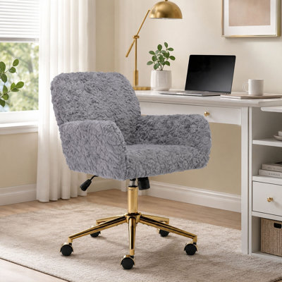Fauteuil de bureau en fausse fourrure de lapin pelucheuse, dossier inclinable à 40°, assise large et profonde, hauteur réglable, pivotant, avec piètement en métal doré.