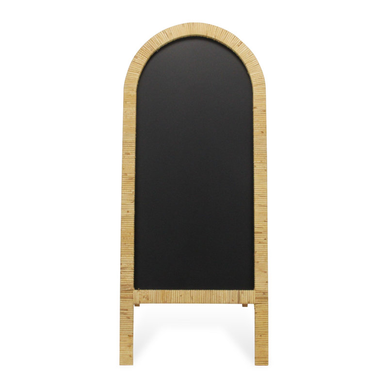 Tableau noir courbé debout enveloppé de rotin, H 40,25 po x l 16,75 po