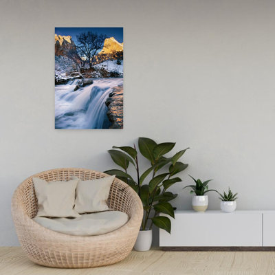 Chute d'eau au-dessus de roches, art abstrait contemporain, montagne, tranquille