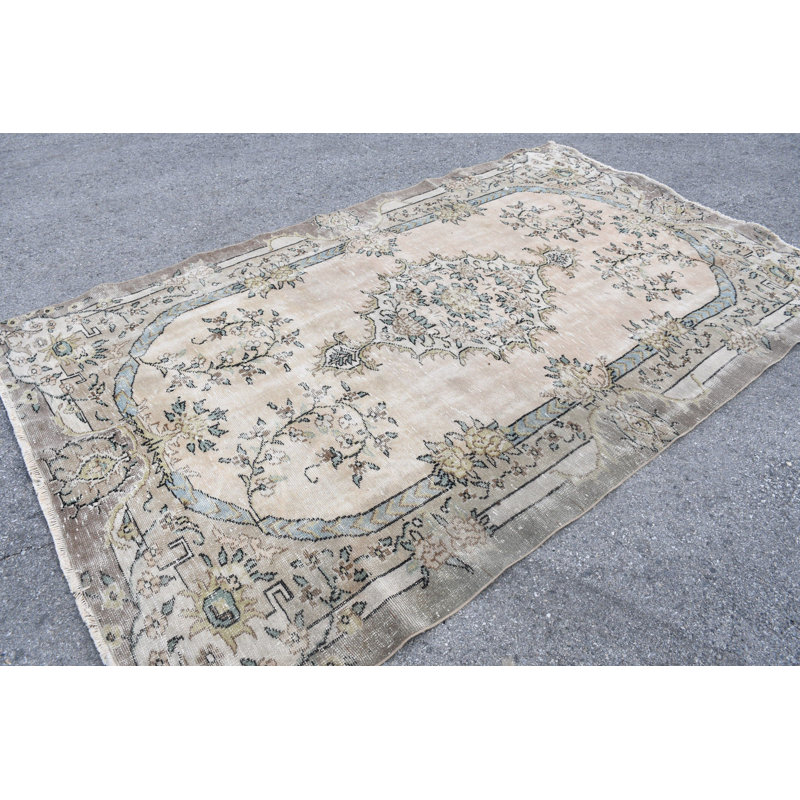 Tapis turc beige antique avec un motif floral orné pour une décoration élégante dans de grands espaces
