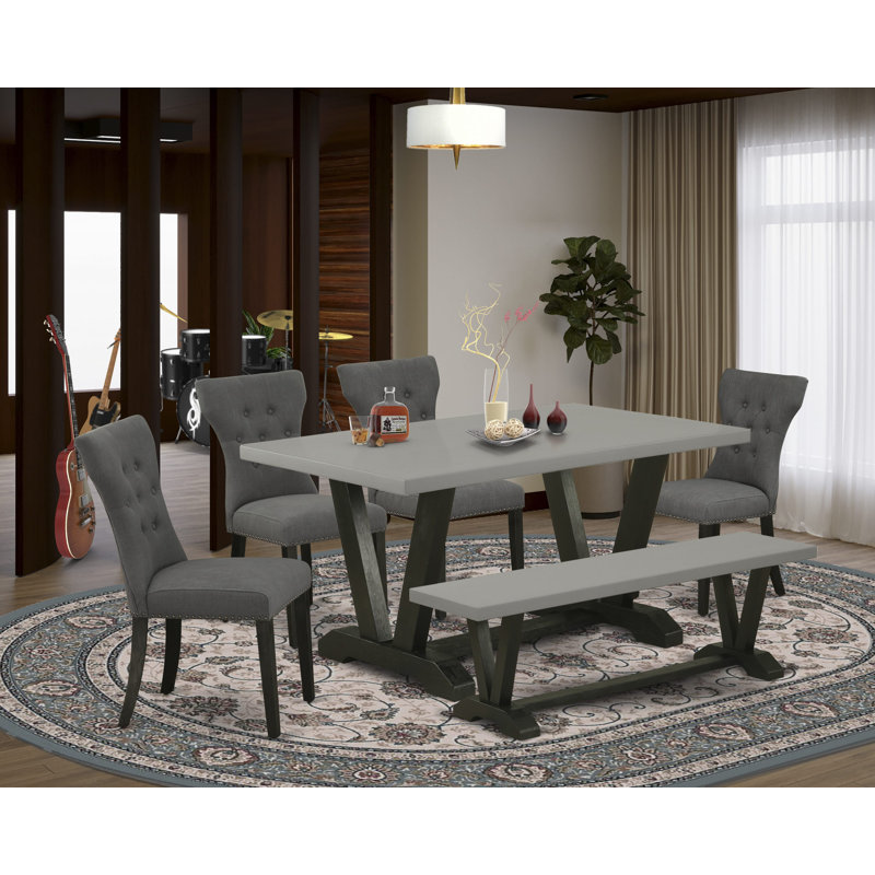 Cet ensemble de salle à manger 6 pièces comprend une table en bois de ciment, un banc moderne et 4 chaises de salle à manger en lin gris foncé Gotham avec dossier capitonné - Finition noire brossée