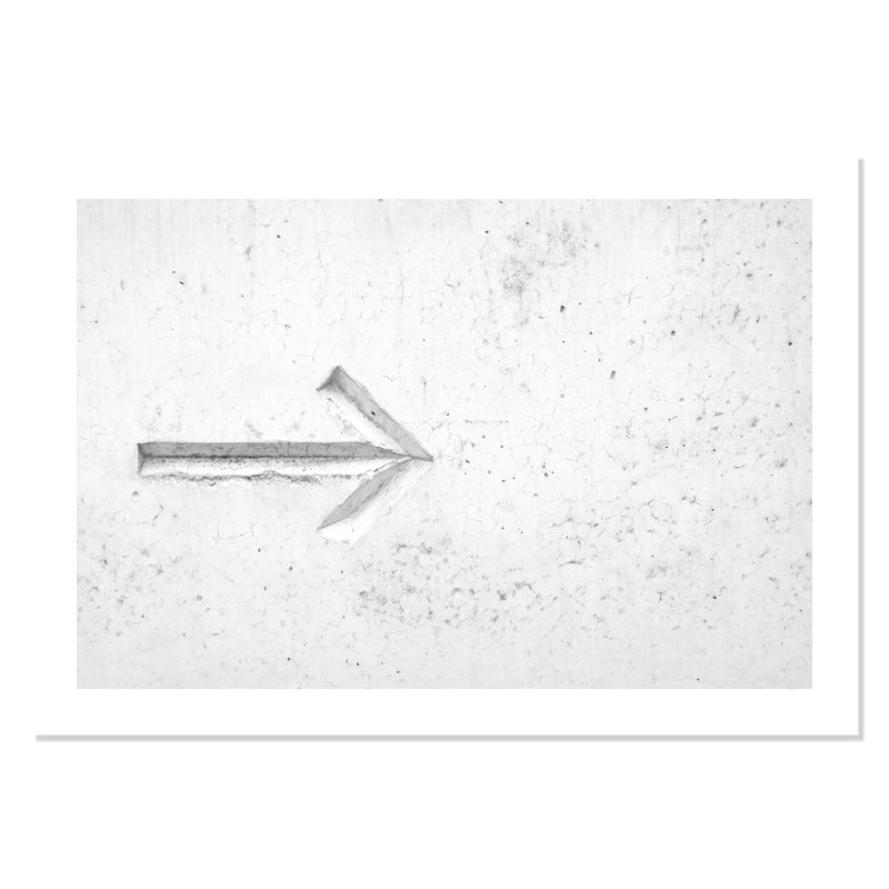 Flèche sur fond blanc par Nik, H 13,5 po x l 19,5 po x P 2 po, Cadre flottant noir, Pas de tapis