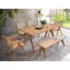 Table de salle à manger de patio avec aspect naturel - amplement d'espace pour manger en plein air