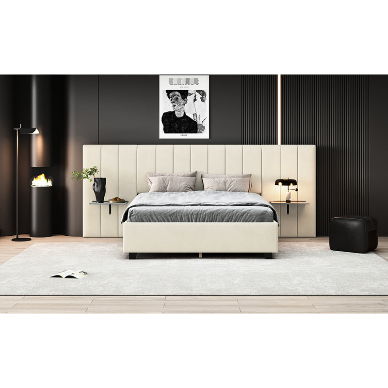 Lit confortable tapissier beige pour grand lit avec tête de lit surdimensionnée et tablettes pratiques avec rangement fonctionnel