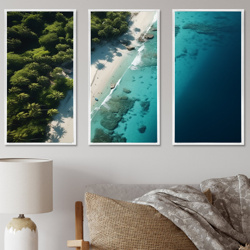 Vue aérienne de la plage relaxante IV - Art mural plage, Cadre flottant blanc, H 40 po x l 61 po x P 1 po