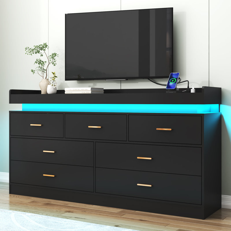 Commode 7 tiroirs 55,13 po avec lumière DEL, douilles, port de type C et port USB, Noir