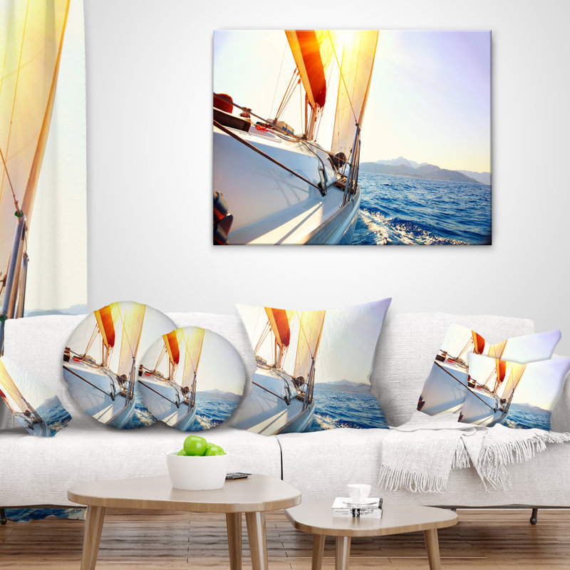 Voilier naviguant dans la mer bleue - Oreiller imprimé Sea & Shore, 18 po x 18 po, Coussin décoratif