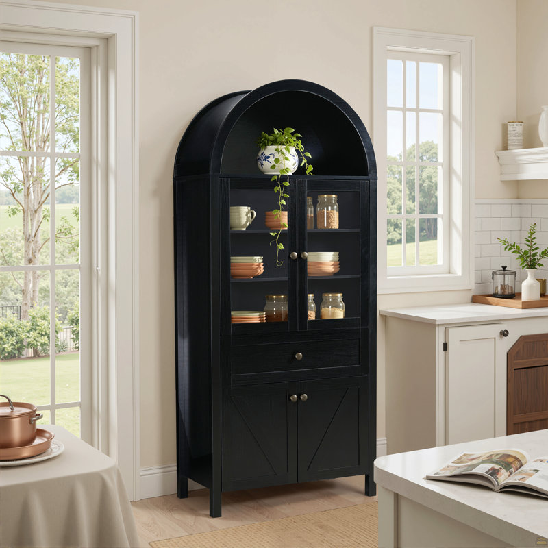 Armoire en forme de dôme, noire, faite de matériaux de haute qualité et de fabrication ancienne, avec un grand espace de rangement