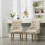 Ensemble de deux fauteuils à oreilles capitonnés en bois massif brun clair avec têtes de clous, pour un siège confortable et élégant-981012996