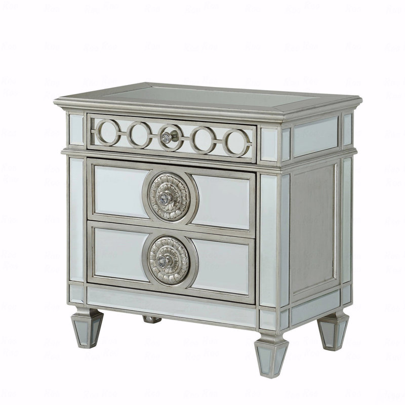 Miroir, table de chevet 2, illustrant une garniture géométrique et une table de chevet argentée, Gris