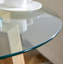 Table ronde moderne et pratique. Fabriqué en verre trempé transparent et de couleur bois