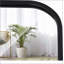 Élégant miroir mural rectangulaire en métal noir pour salle de bain moderne, parfait pour rehausser tout espace contemporain.