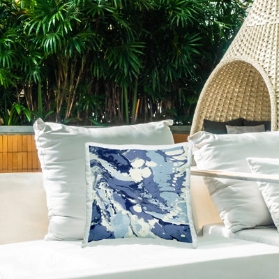 Coussin d'extérieur à motif moderne en marbre bleu par Danielle Carson