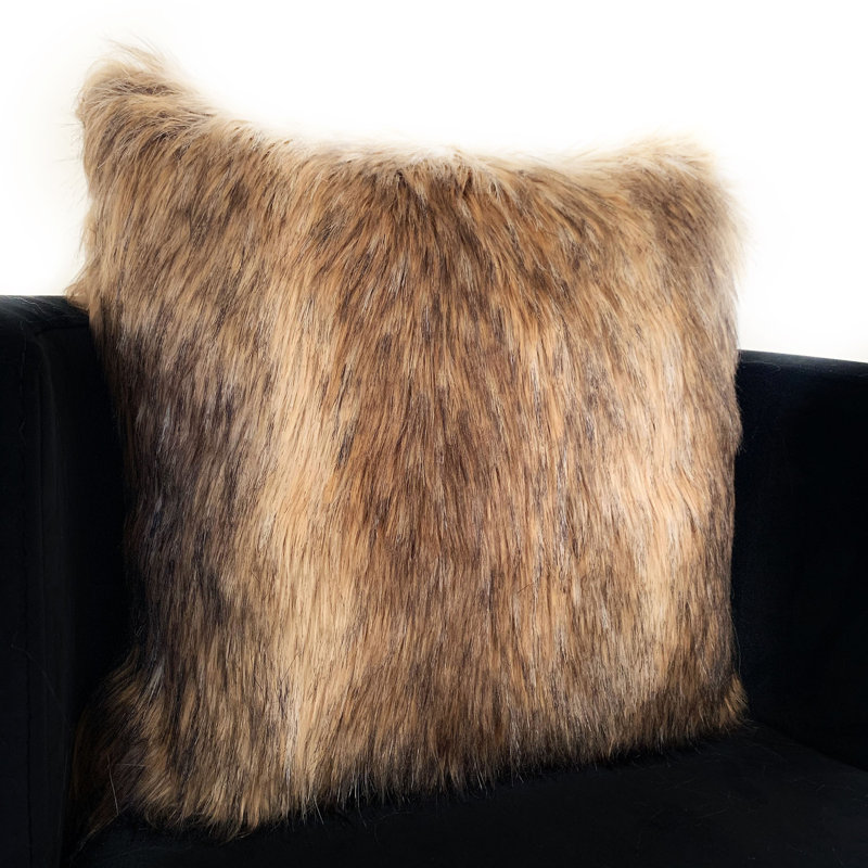 Coussin imprimé animal en fausse fourrure Mountain Coyote, 18 po x 18 po